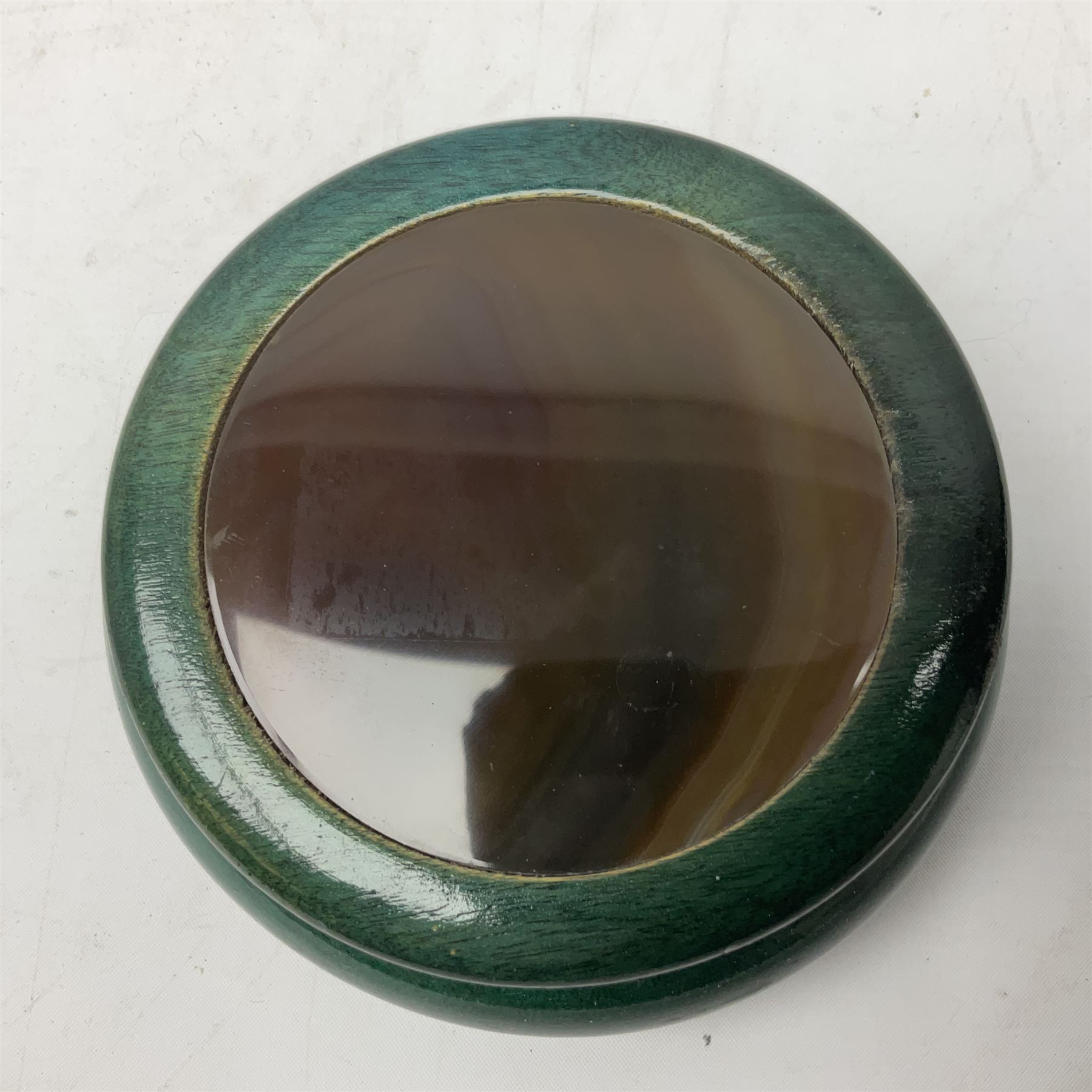 Green wooden box, with a brown agate slice to the lid, H5cm, D12cm