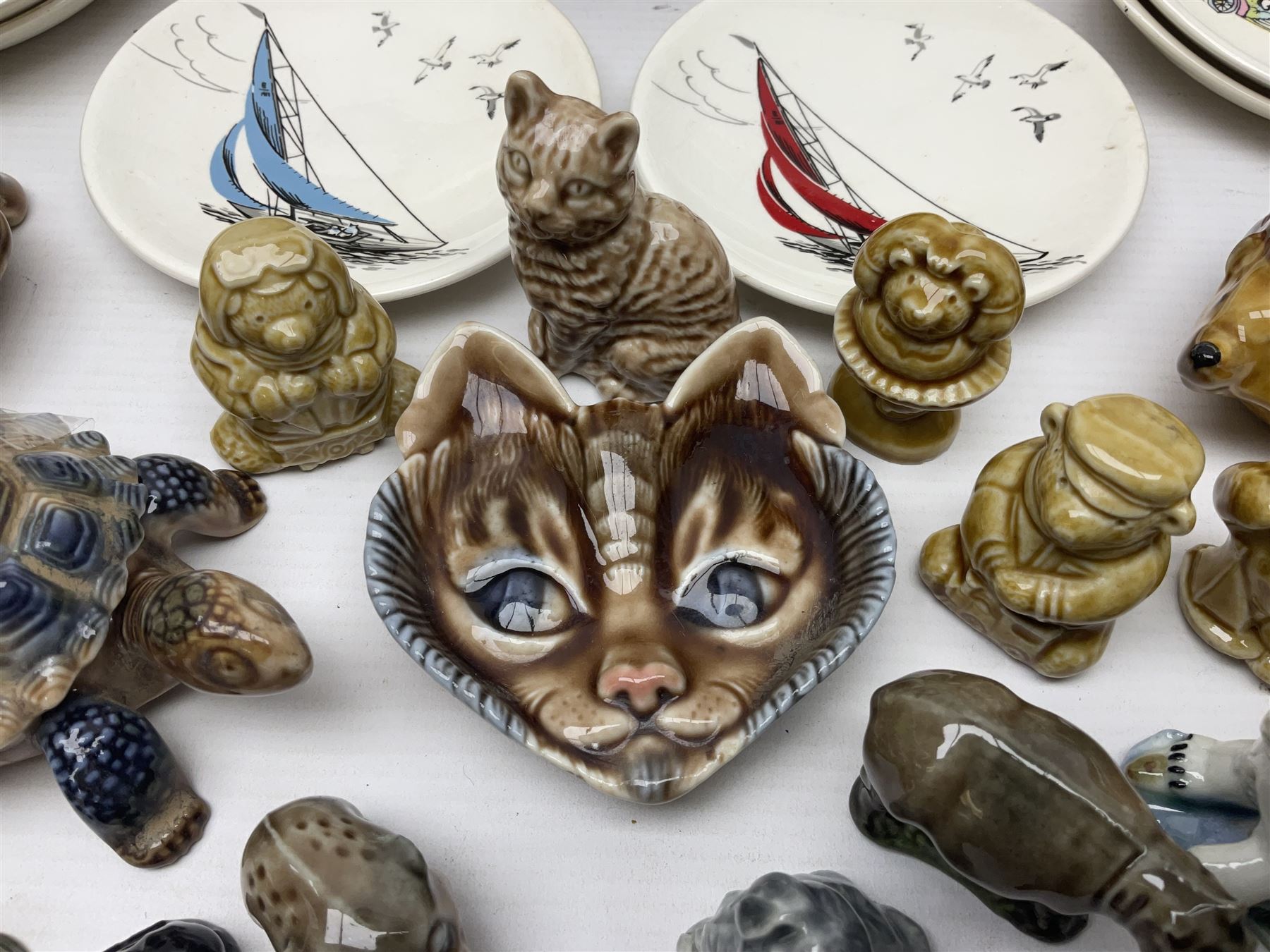 Collection of Wade ceramics, including a cat pin dish, crab trinket dish, two cups, whimsies etc 