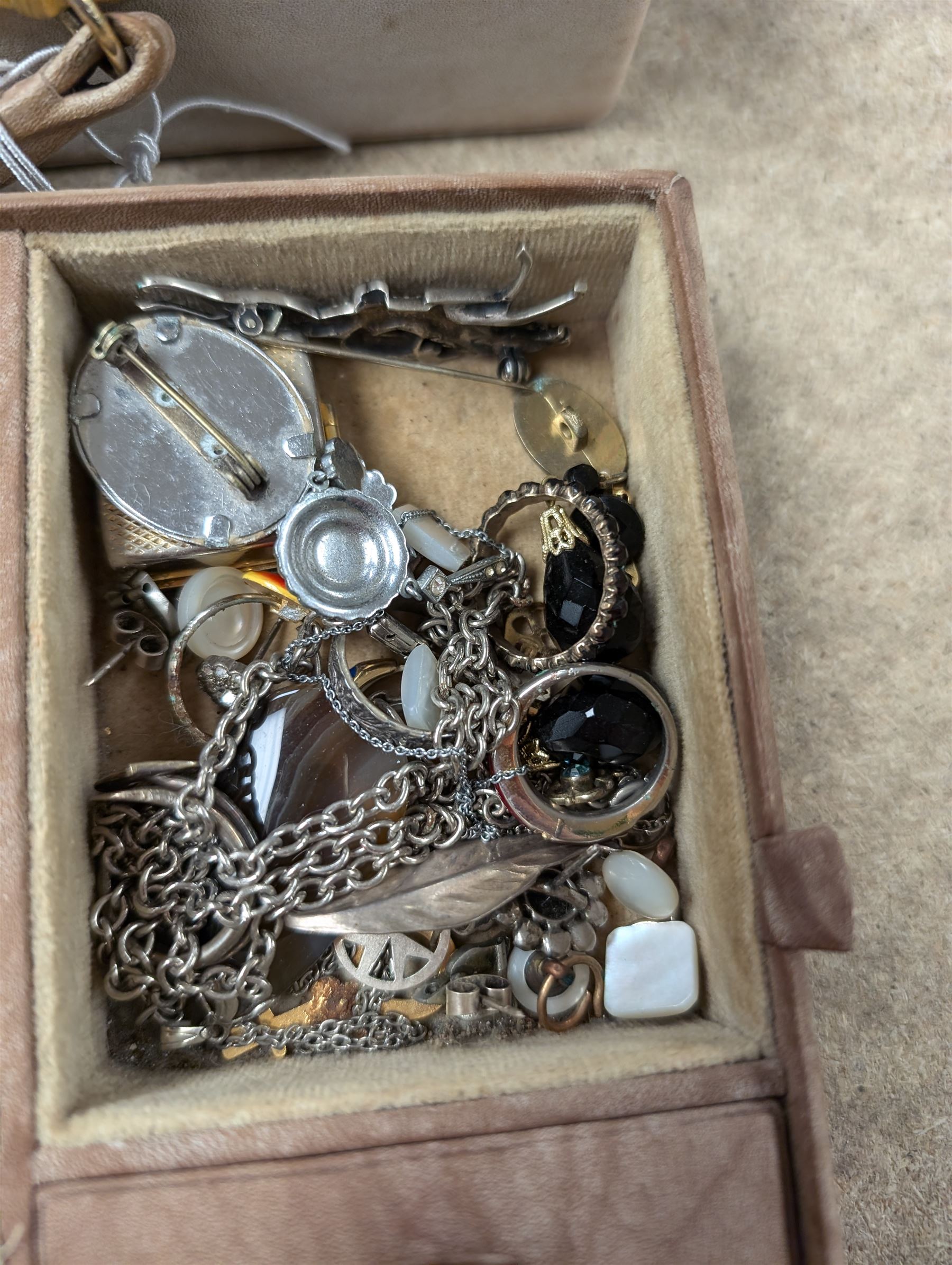 Silver jewellery, including Norwegian enamel ring, Continental silver stone set horse and jockey brooch, silver marcasite leaf brooch, faux pearl items in carved box and other costume jeweller5059