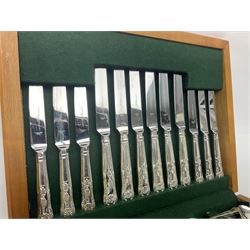 Canteen of silver plated Kings pattern cutlery for six place settings, in a fitted wooden case