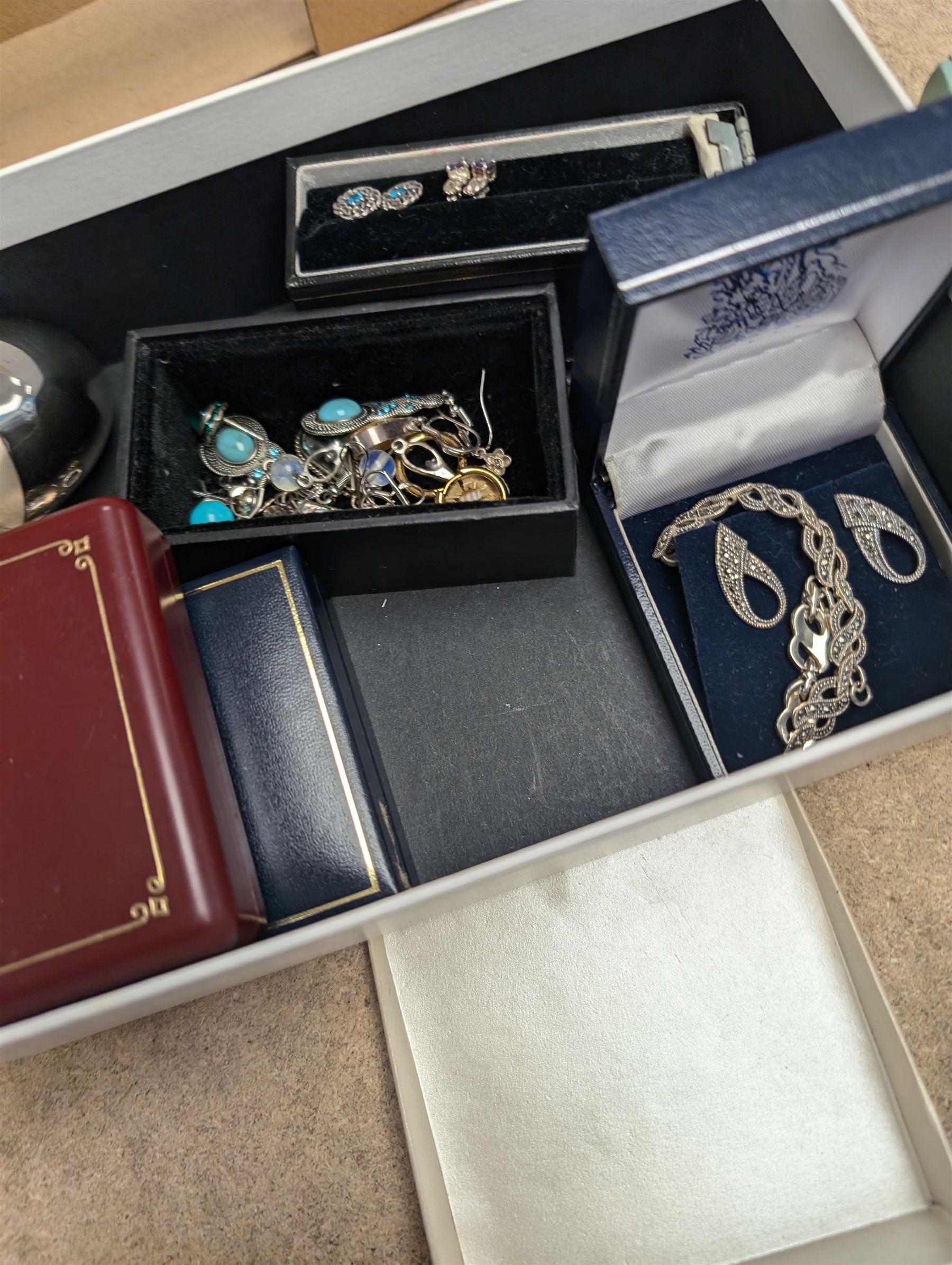 9ct gold chain links, silver jewellery and costume jewellery, including necklaces, bracelets, earrings, etc some boxed