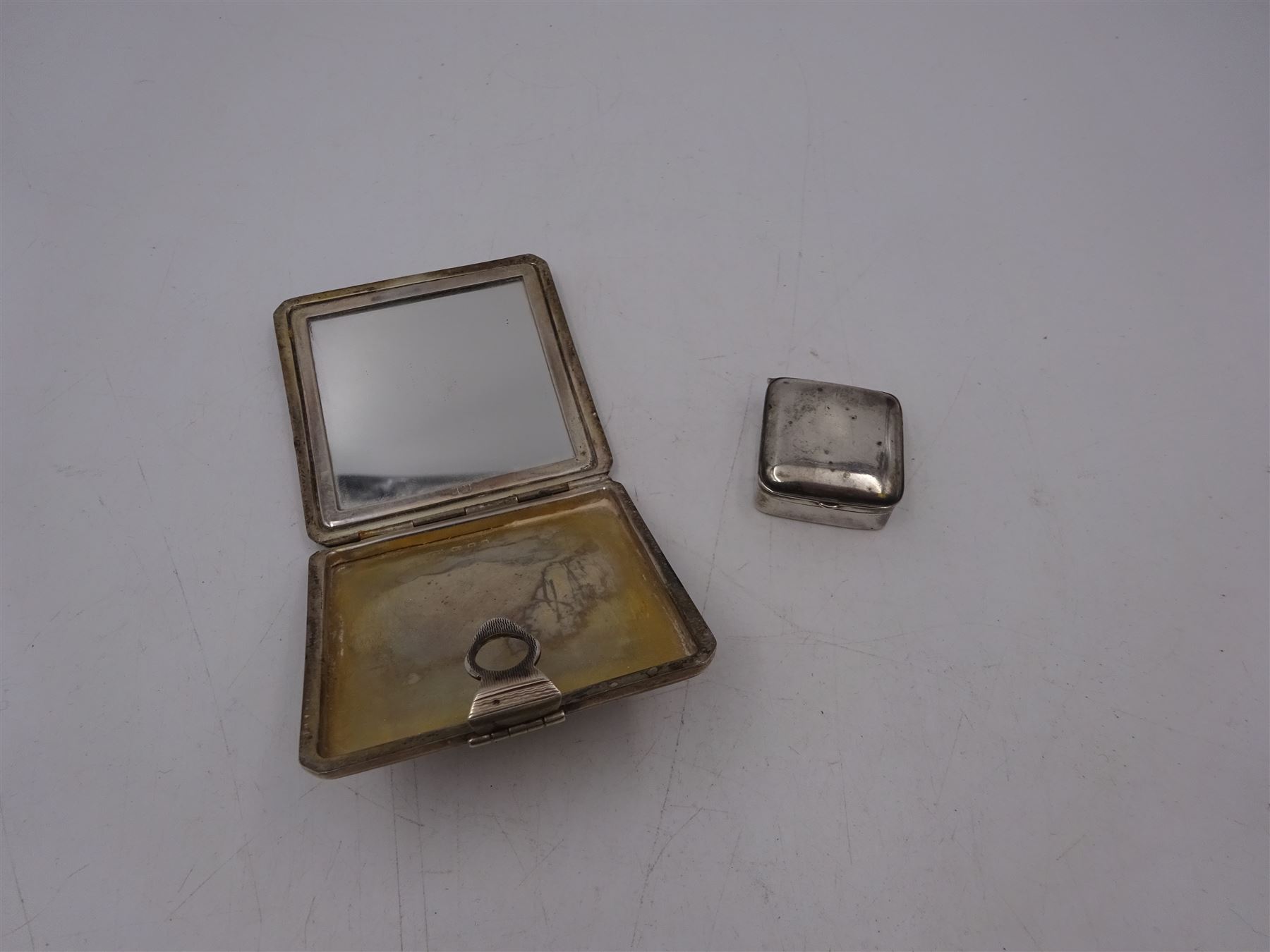 1930s silver compact mirror, of square form, with engine turned decoration and black onyx clasp, hallmarked Cohen & Charles, London 1934, together with a small hinged silver box, hallmarked, compact H7cm