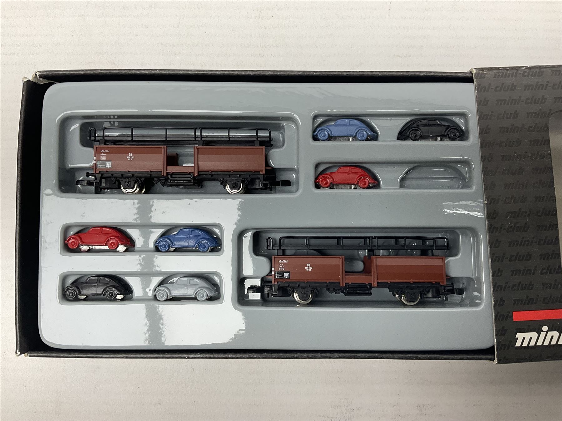 Marklin 'Z' gauge - five Mini-Club goods wagon sets Nos.82203, 82285, 82420, 82422 & 86221; all boxed (5)