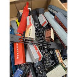 Collection of model railway rolling stock, including locomotives, wagons, passsenger cars, etc, by Hornby, Bachmann etc