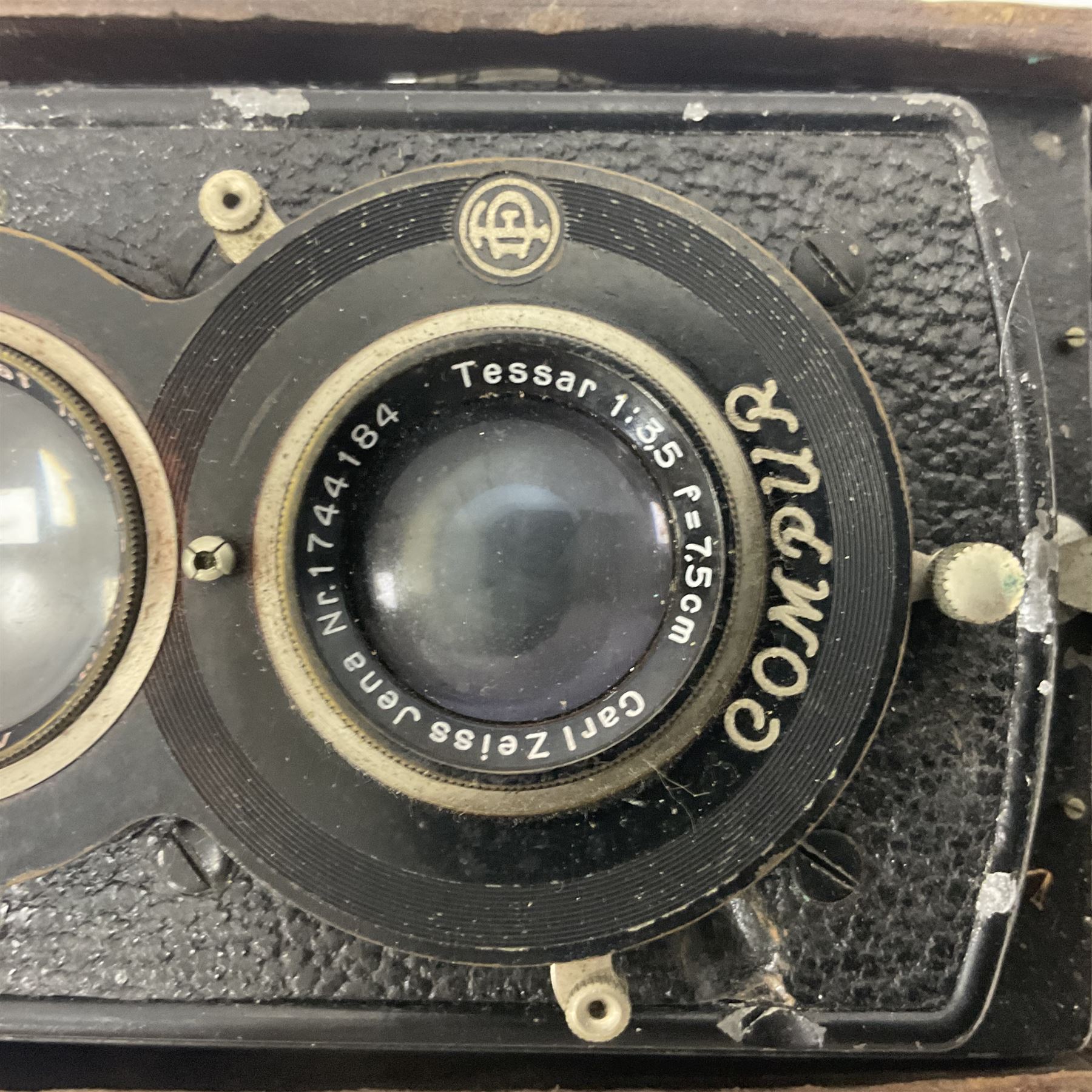 Franke & Heidecke Rolleiflex twin lens camera, serial number 441347, with 'Heidoscop-Anastigmat 1:3.1 f=7.5cm' lens, serial number 433505 and a 'Tessar1:35f=7.5cm' lens, serial number 1744185, together with two Rolleicord DRP twin lens cameras, all within leather carrying cases 