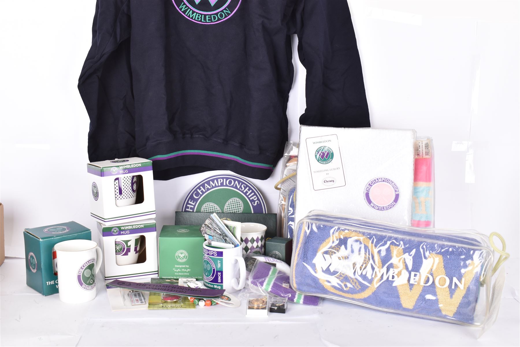 Collection of Wimbledon tennis memorabilia, including towels, programs, mugs, t-shirt, keyrings, ephemera etc