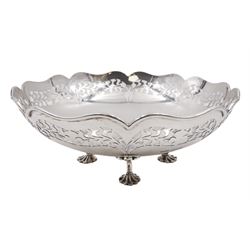 1920s silver bowl, of circular form with shaped rim, the sides with pierced foliate and floral decoration, upon four splayed feet, hallmarked Reid & Sons, London 1927, H9cm, D23cm