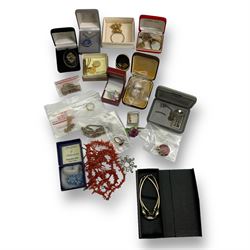 Collection of costume jewellery, including simulated pearl necklaces, paste get gilt metal brooches, earrings, etc