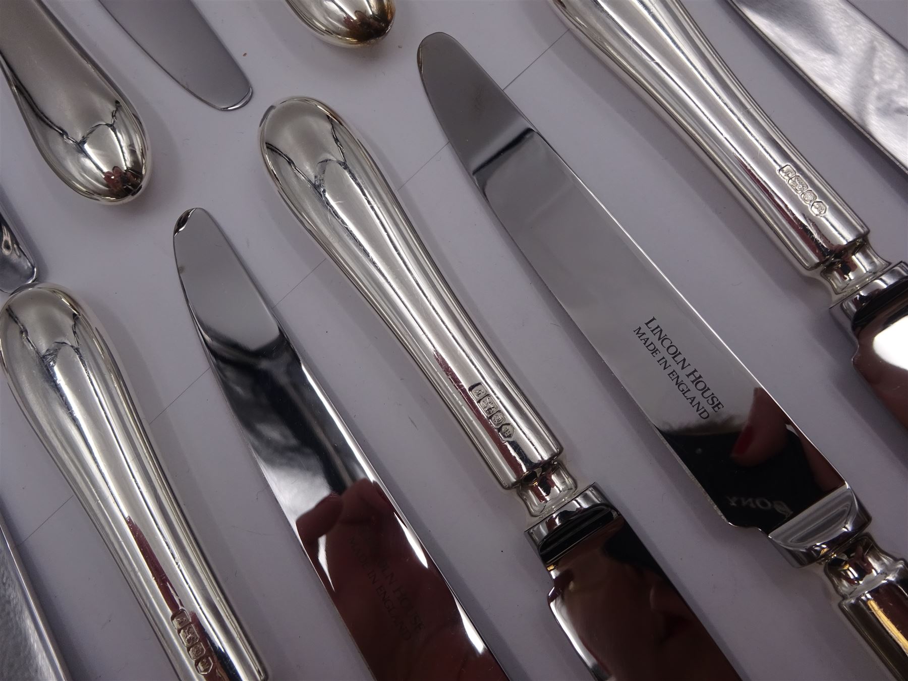 Set of twenty-four modern silver handled table knives, hallmarked Carr's of Sheffield Ltd, Sheffield 1998, contained within two Town Talk cutlery wraps