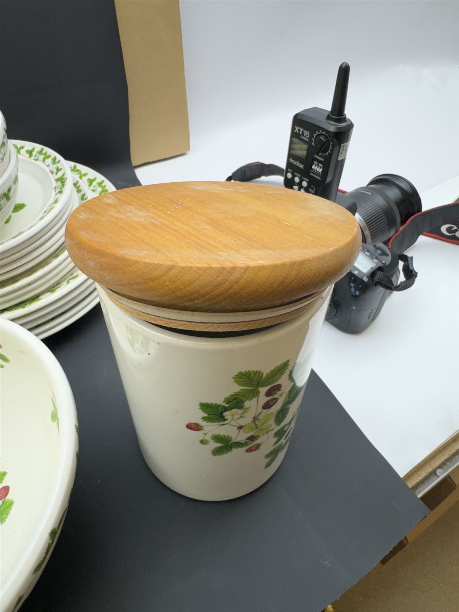 Portmeirion Summer Strawberry pattern tea and dinner service, including teapot, five dinner plates, covered sucrier etc  