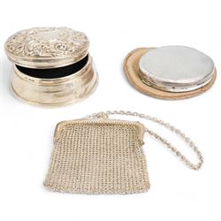 Elizabeth II weighted silver circular trinket box with embossed hinge cover, Birmingham 1972, a silver compact and a silver mesh purse (3)