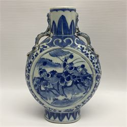 Late 19th/early 20th century Chinese blue and white vase, of moon flask form with twin lizard handles to shoulders, the central panel painted with warriors on horseback, H22cm