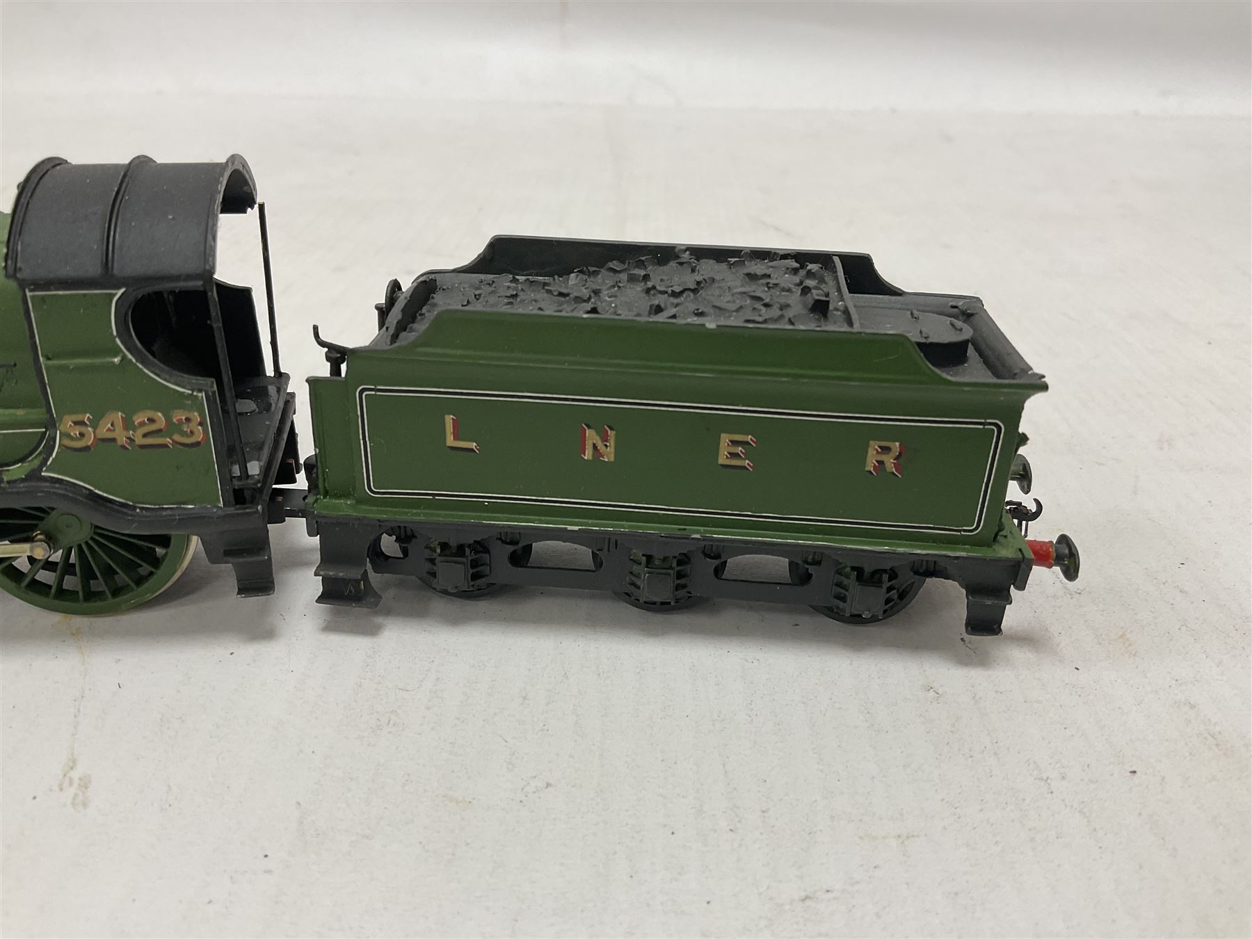 ‘00’ gauge - four kit built steam locomotive and tenders comprising Class C10 4-4-2 ‘Midlothian’ no.9875 in LNER green; Class D29 4-4-0 ‘Ivanhoe’ no.9339 in LNER green; Class B19 4-6-0 ‘Sir Sam Fay’ no.5423 in LNER green; Class C1 4-4-2 no.2854 in LNER green (4) 