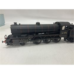 ‘00’ gauge - kit built NER.LNER.BRB16 4-6-0 steam locomotive and tender no.1415 finished in LNER black with DJH Models box; together with a further kit built B16 Class 4-6-0 steam locomotive and tender no.61476 finished in BR black (2) 