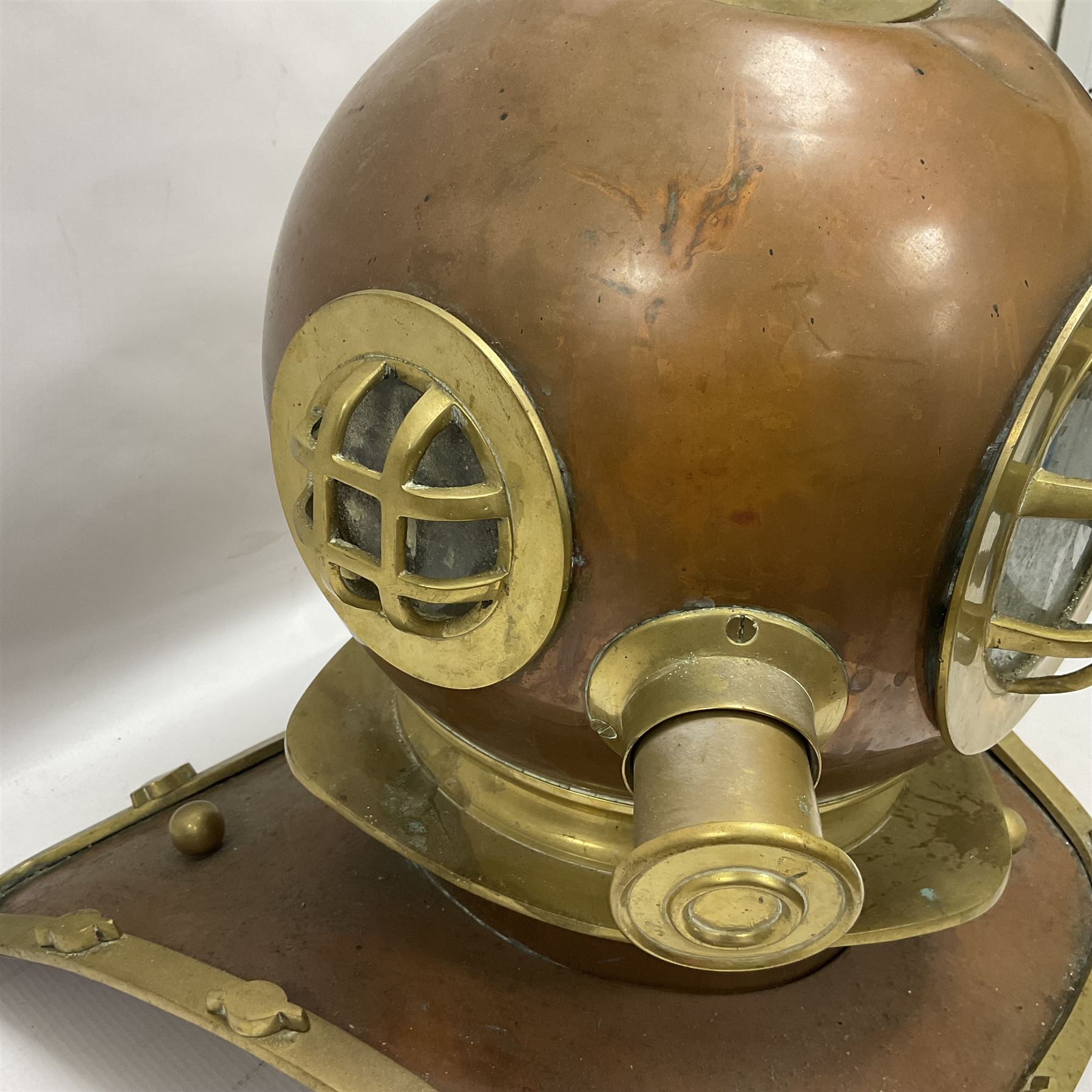 Reproduction copper and brass deep sea diver's helmet, H44cm