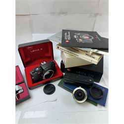 Leica R4 camera body serial no. 1582062, boxed, together with Leitz Externder-R x2 for Leica R3/4 serial no. 3326174 and other Leica accessories, including clear hard case, lens cap, right angle finder, motor winder, soft case, empty C11 box, instruction manuals and Leica handbooks