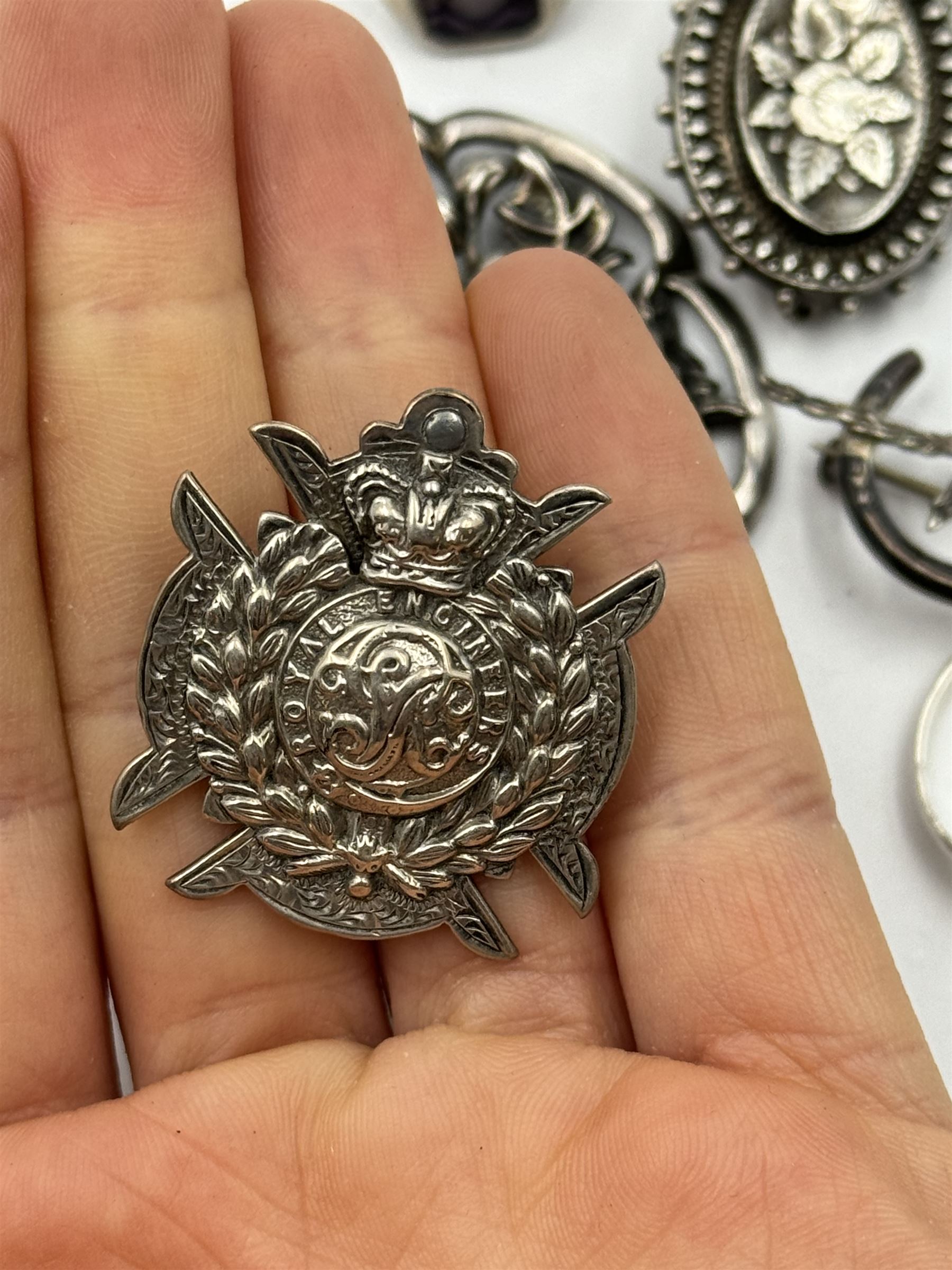 Victorian and later silver jewellery, including embossed buckle ring, Scottish silver thistle brooch, signet ring etc