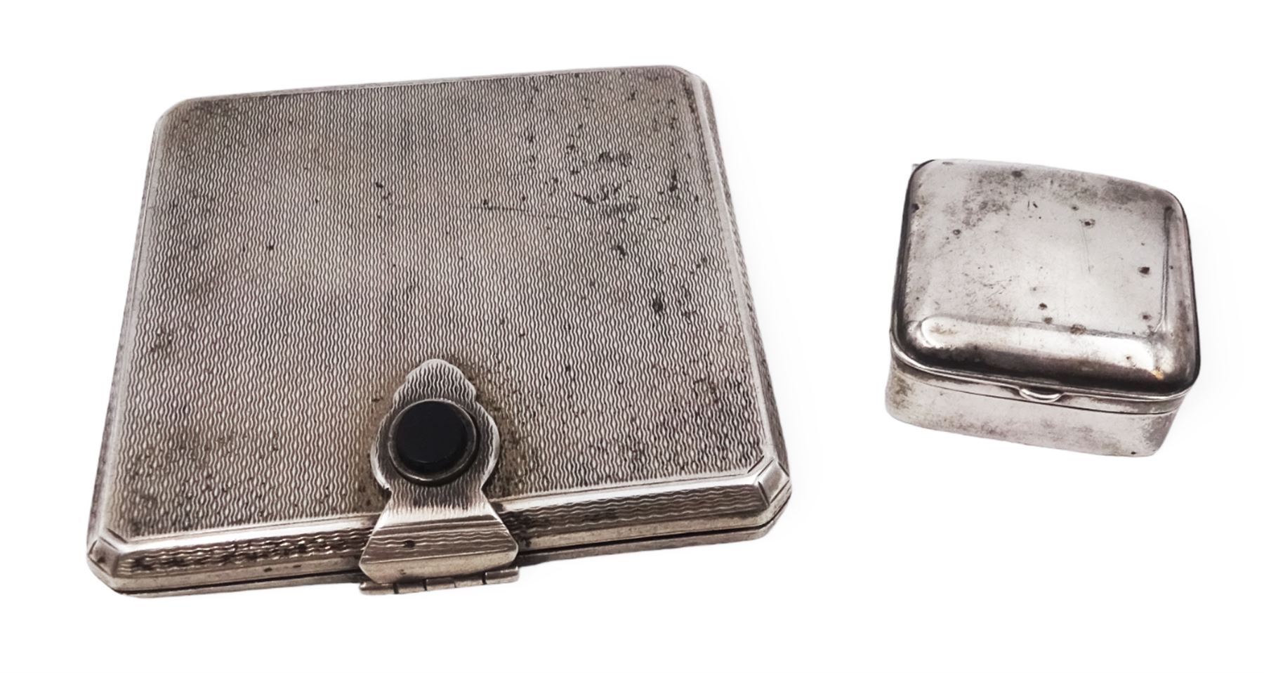 1930s silver compact mirror, of square form, with engine turned decoration and black onyx clasp, hallmarked Cohen & Charles, London 1934, together with a small hinged silver box, hallmarked, compact H7cm