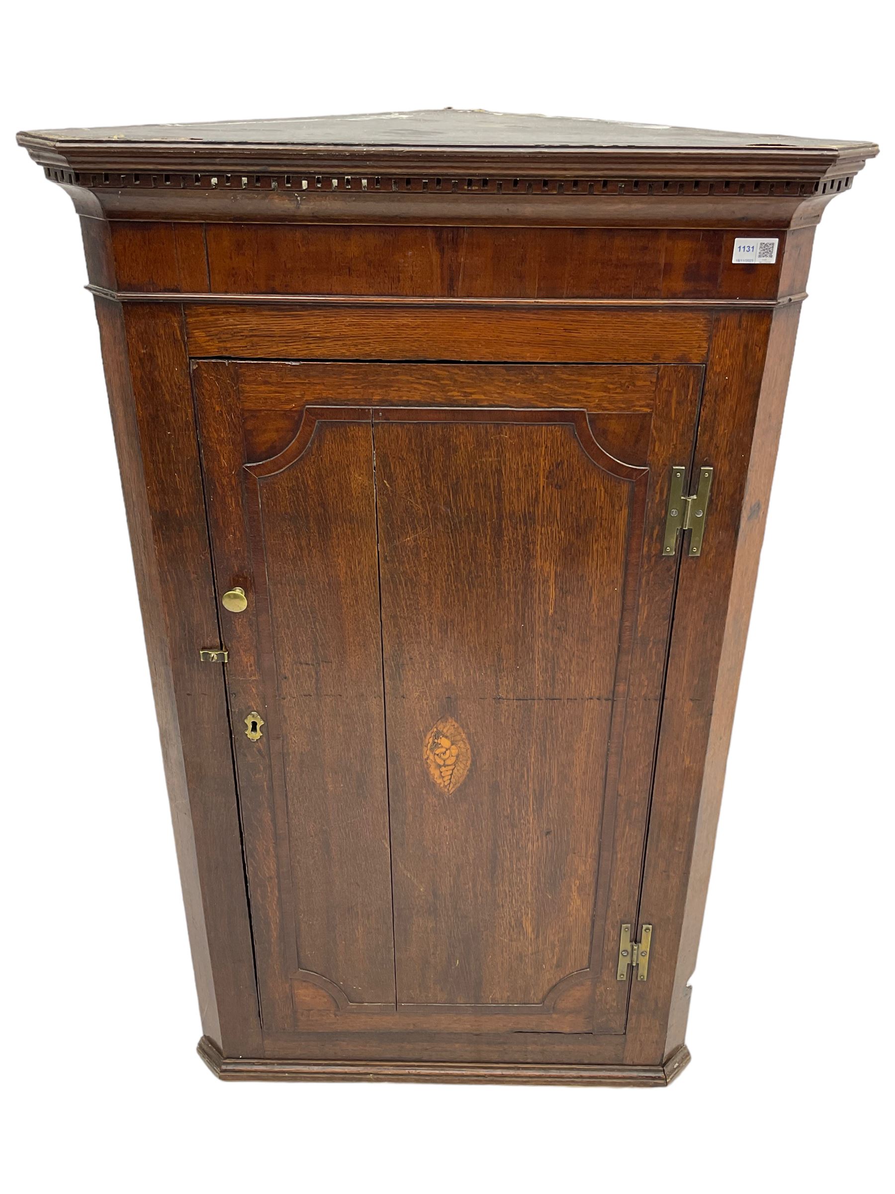 George III oak and mahogany wall hanging corner cupboard, single door decorated with central inlaid shell motif enclosing three shelves