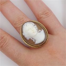 9ct gold cameo ring, depicting a portrait bust of a woman, Birmingham 1973