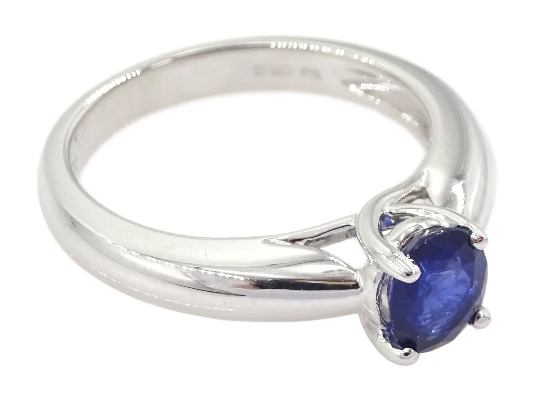 18ct white gold single stone oval cut sapphire ring, hallmarked, sapphire approx 0.90 carat