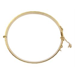 9ct gold hinged bangle, London 1971