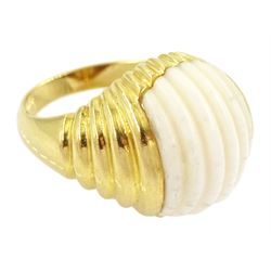 18ct gold ridged ivorine ring, stamped 750 