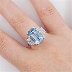 18ct white gold emerald cut aquamarine ring, with stepped design round brilliant cut diamond shoulders, stamped 750, aquamarine approx 4.90 carat, total diamond weight approx 0.30 carat