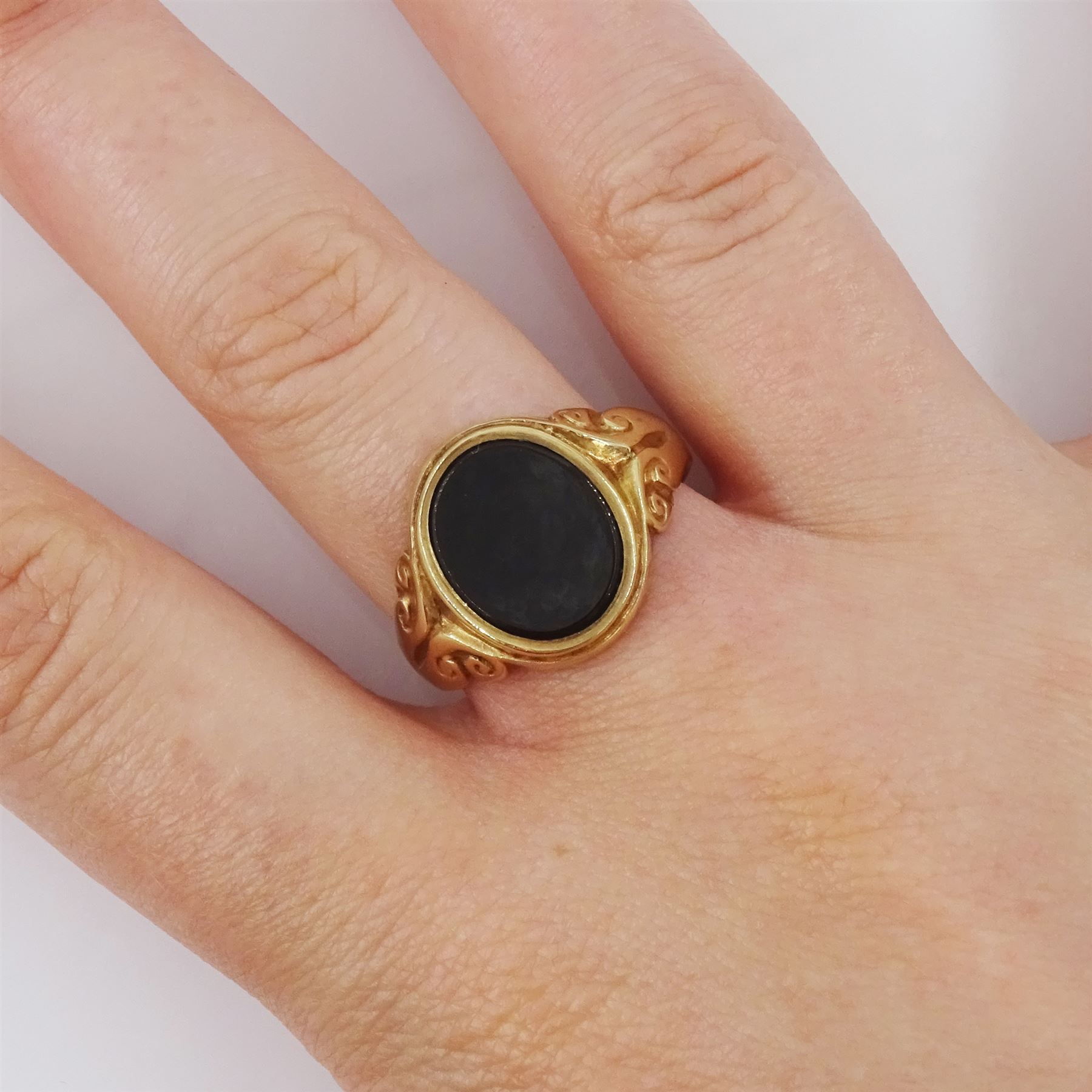 9ct gold single stone black onyx signet ring, hallmarked