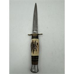 Collection of hunting knives and pen knives, including bone handle examples, leather handled examples etc 