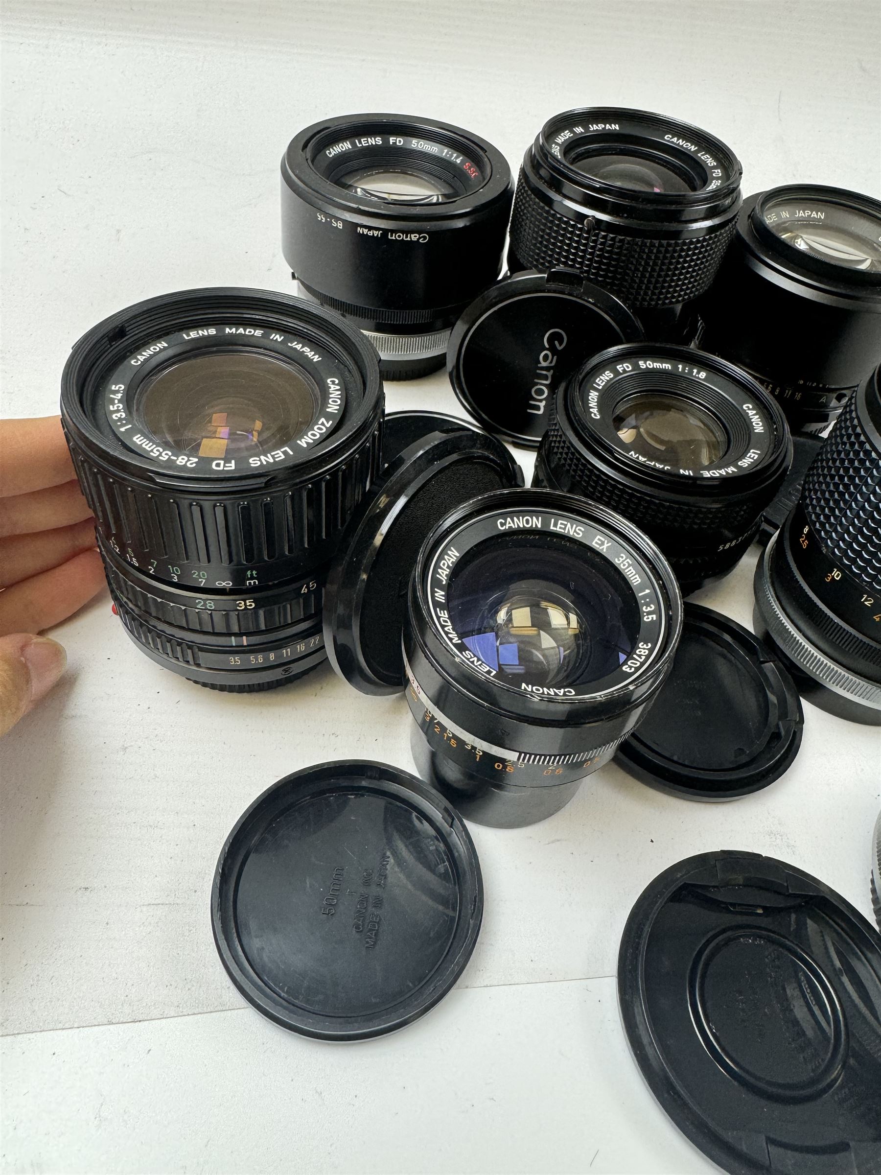 Seventeen Canon camera lenses, mostly FD examples, including 28-85mm 1:4 serial no, 49881, 35-105mm 1:3.5-4.5 serial no. 87632 and 135mm 1:2.8 serial no. 48336, one boxed