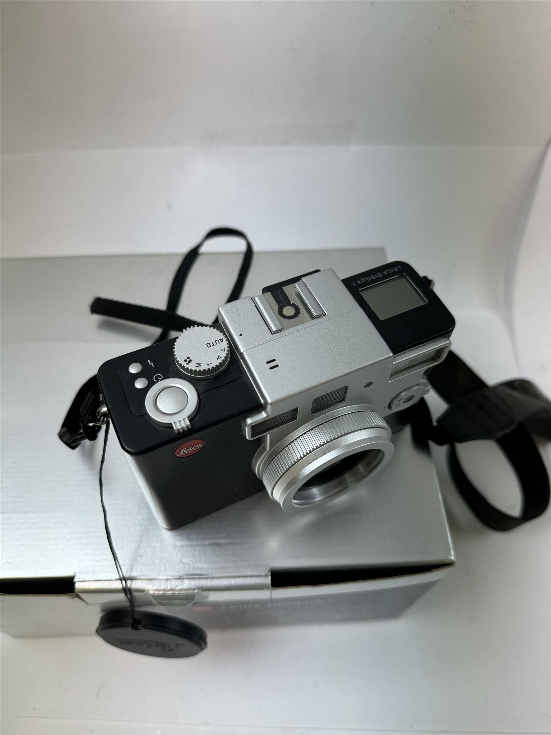 Leica Digilux 1, with OC Vario-Summicron 1:2.0-2.5/7-21 ASPH lens, serial no. 2805132, in original packaging, with software CD rom, charger and instruction booklet 