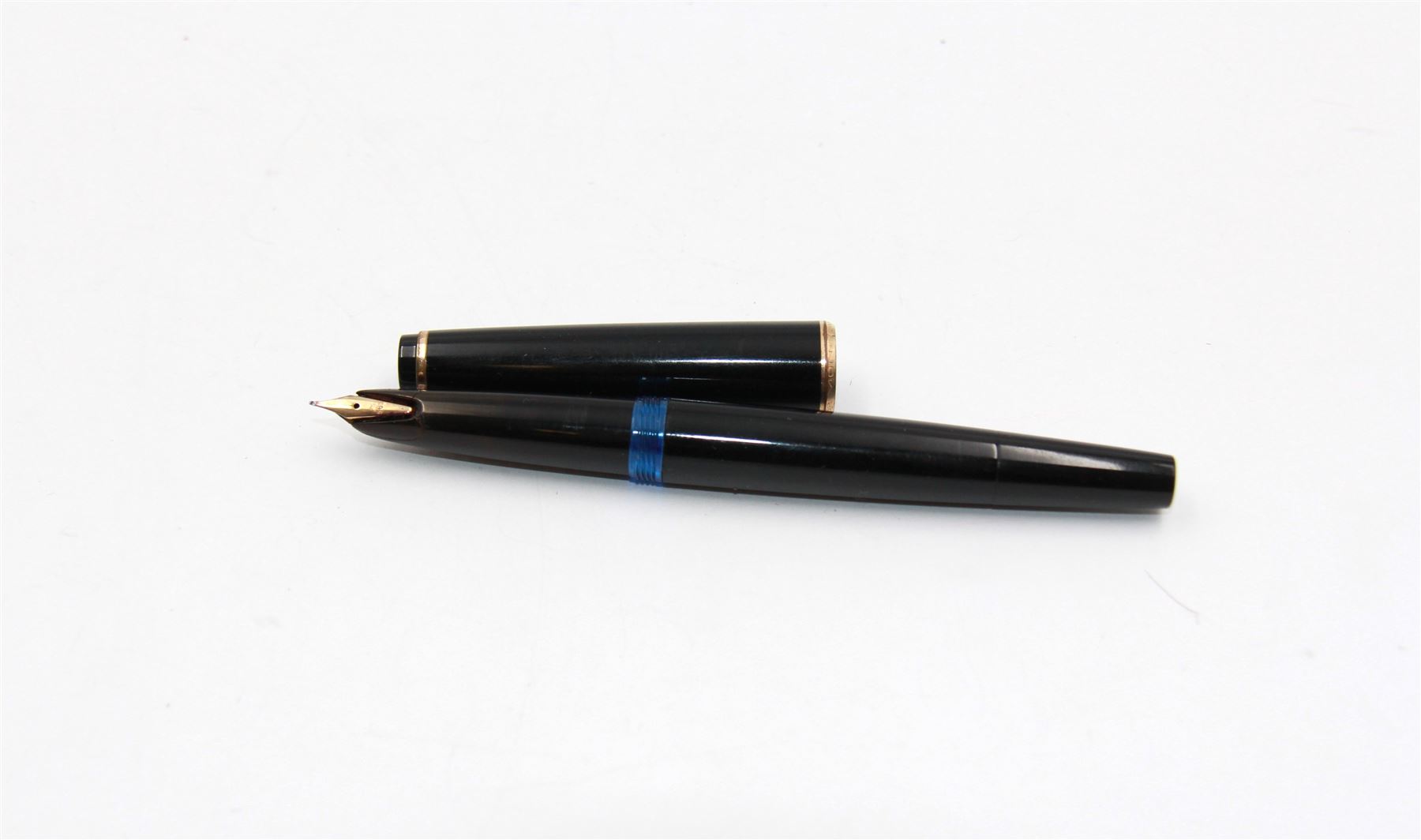 Montblanc 32 fountain pen, in black finish, with 14ct gold nib stamped 585