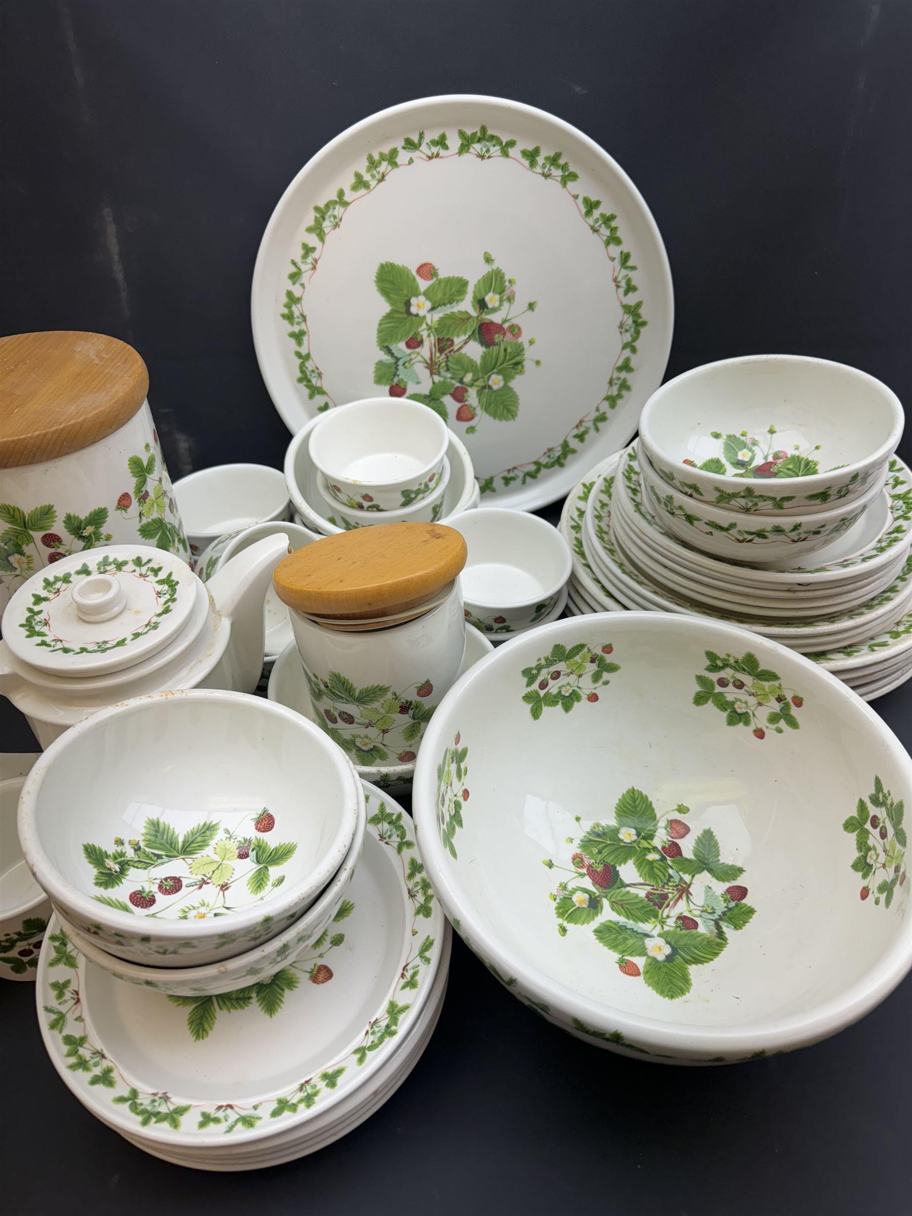 Portmeirion Summer Strawberry pattern tea and dinner service, including teapot, five dinner plates, covered sucrier etc  