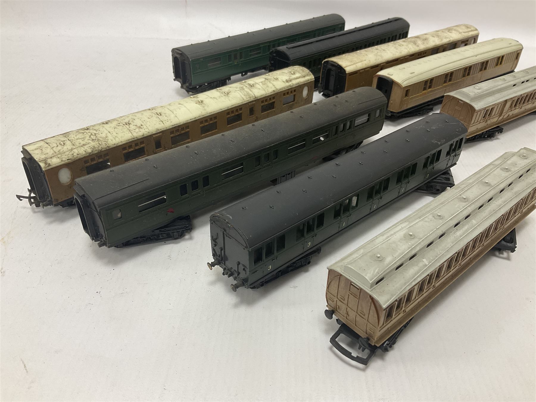 Various makers ‘00 gauge - fifteen carriages from various makers to include two boxed Mainline examples no.37112 in cream and crimson, further from Hornby and Tri-Ang etc (15)