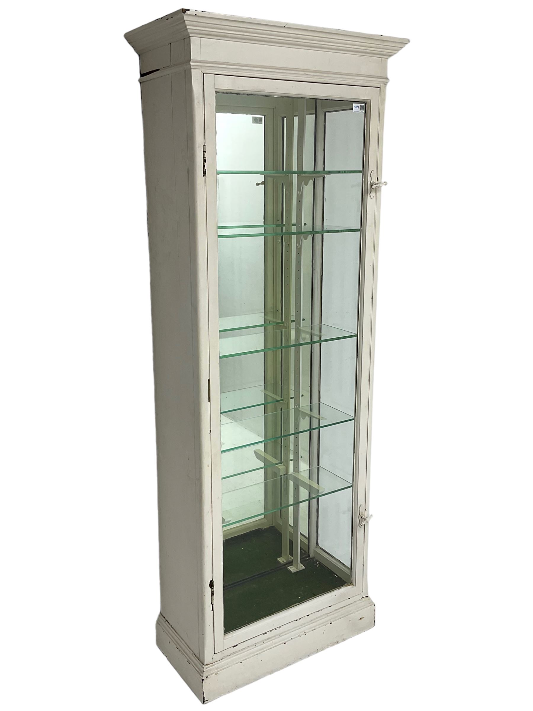 Edwardian white painted display case, single glazed door enclosing five glass shelves, mirror back to interior