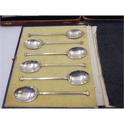 Set of six 1920s silver coffee spoons, hallmarked Mappin & Webb Ltd, Sheffield 1927, together with two sets of silver handled knives,  all contained within fitted cases