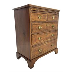 Small Georgian design walnut chest, moulded rectangular top with book-matched veneer enclosed by checkered stringing and crossbanding, brushing slide over two short and three long drawer, on bracket feet