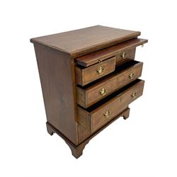 Small Georgian design walnut chest, moulded rectangular top with book-matched veneer enclosed by checkered stringing and crossbanding, brushing slide over two short and three long drawer, on bracket feet