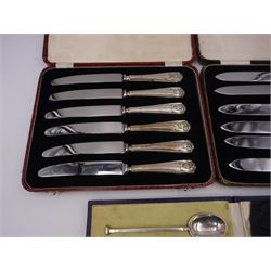 Set of six 1920s silver coffee spoons, hallmarked Mappin & Webb Ltd, Sheffield 1927, together with two sets of silver handled knives,  all contained within fitted cases