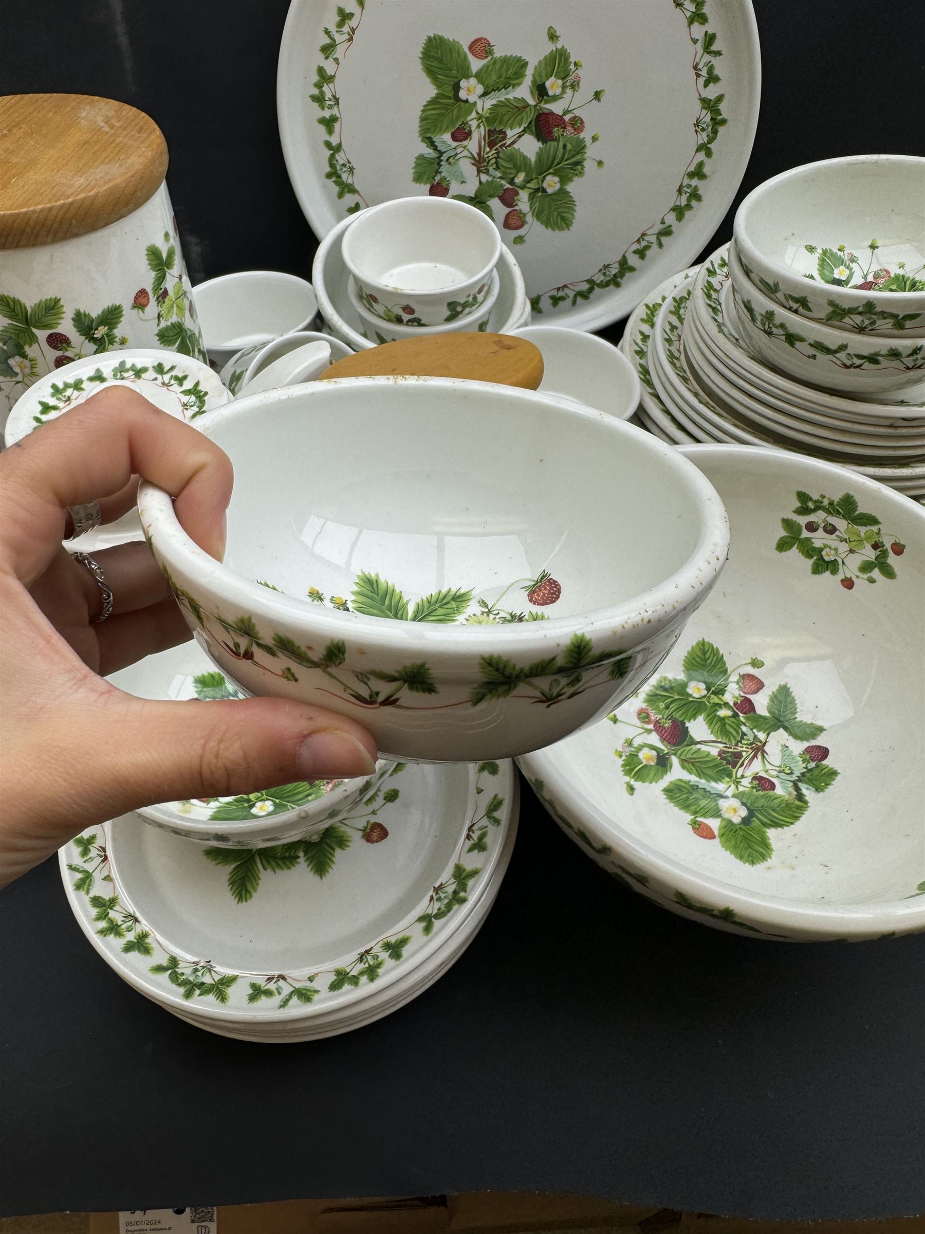 Portmeirion Summer Strawberry pattern tea and dinner service, including teapot, five dinner plates, covered sucrier etc  