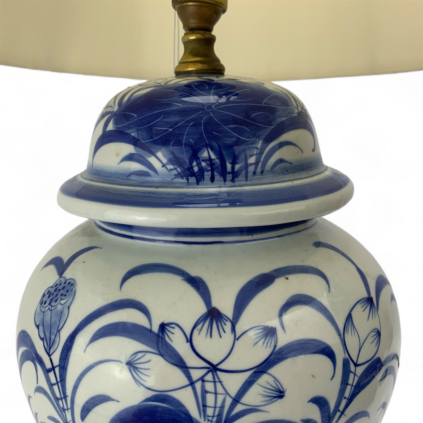 Contemporary Chinese blue and white table lamp, of baluster form with hardwood plinth and shade, H68cm overall 