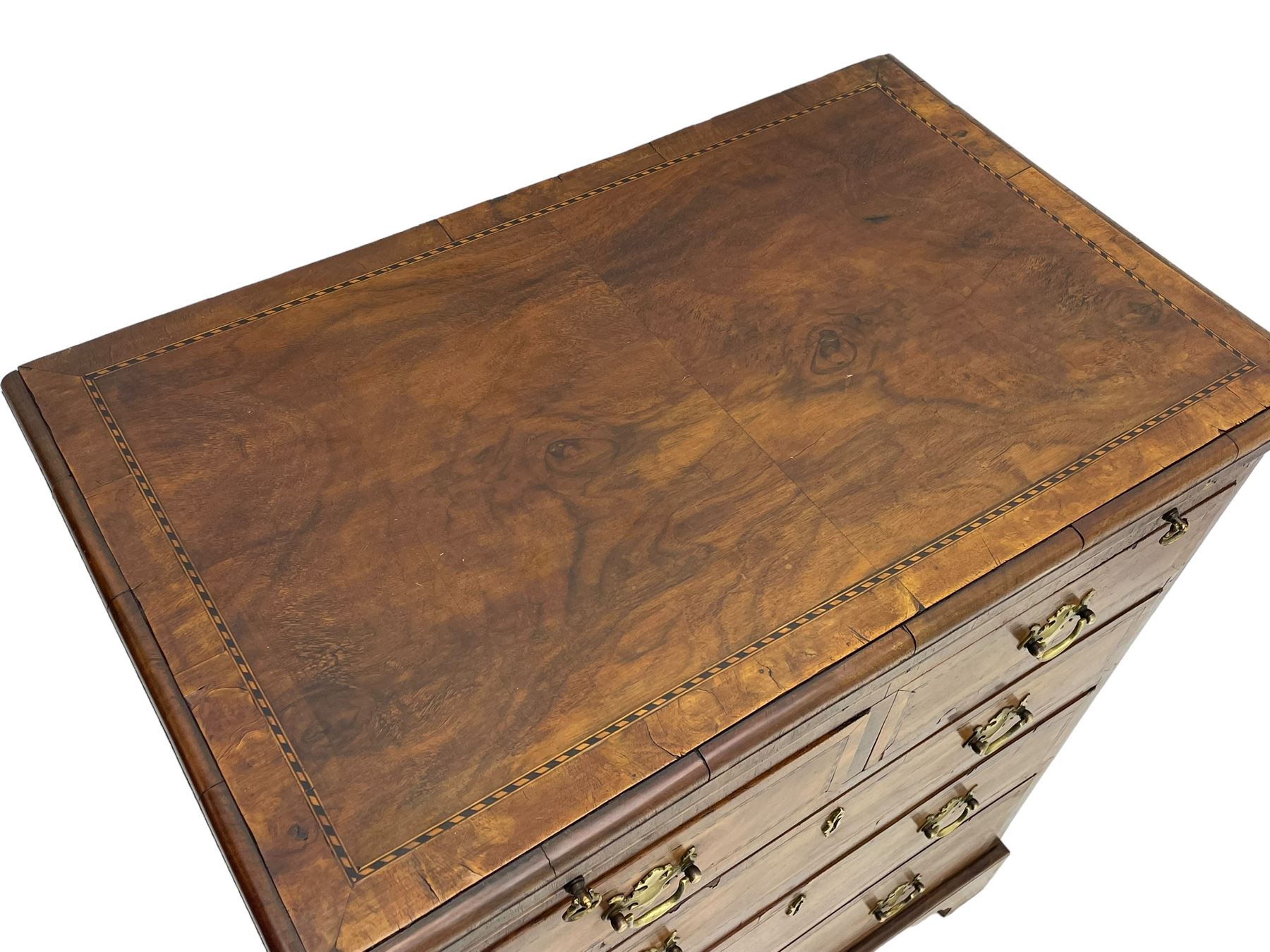 Small Georgian design walnut chest, moulded rectangular top with book-matched veneer enclosed by checkered stringing and crossbanding, brushing slide over two short and three long drawer, on bracket feet