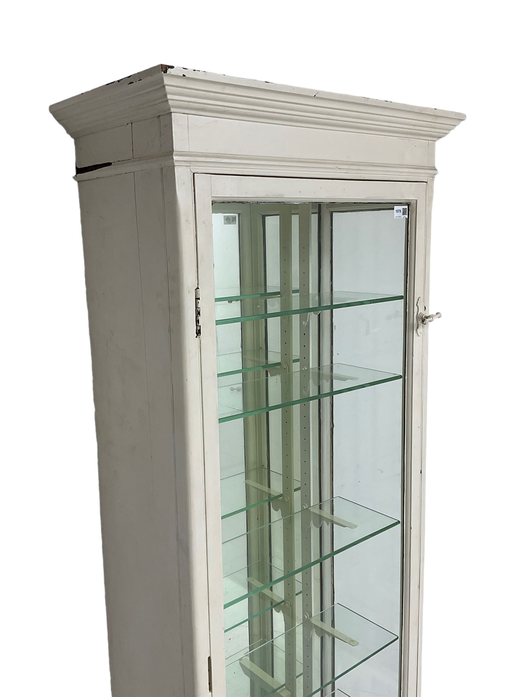 Edwardian white painted display case, single glazed door enclosing five glass shelves, mirror back to interior