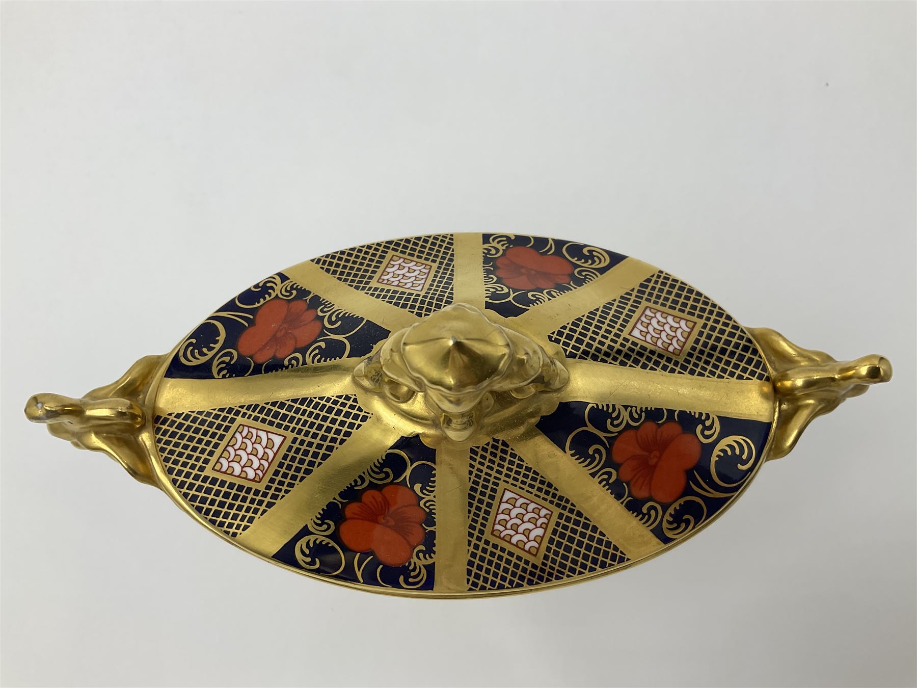 Late 20th century Royal Crown Derby Imari 1128 pattern twin handled pedestal dish and cover, with printed marks beneath including Roman numeral date code for 1980, H14cm L18cm