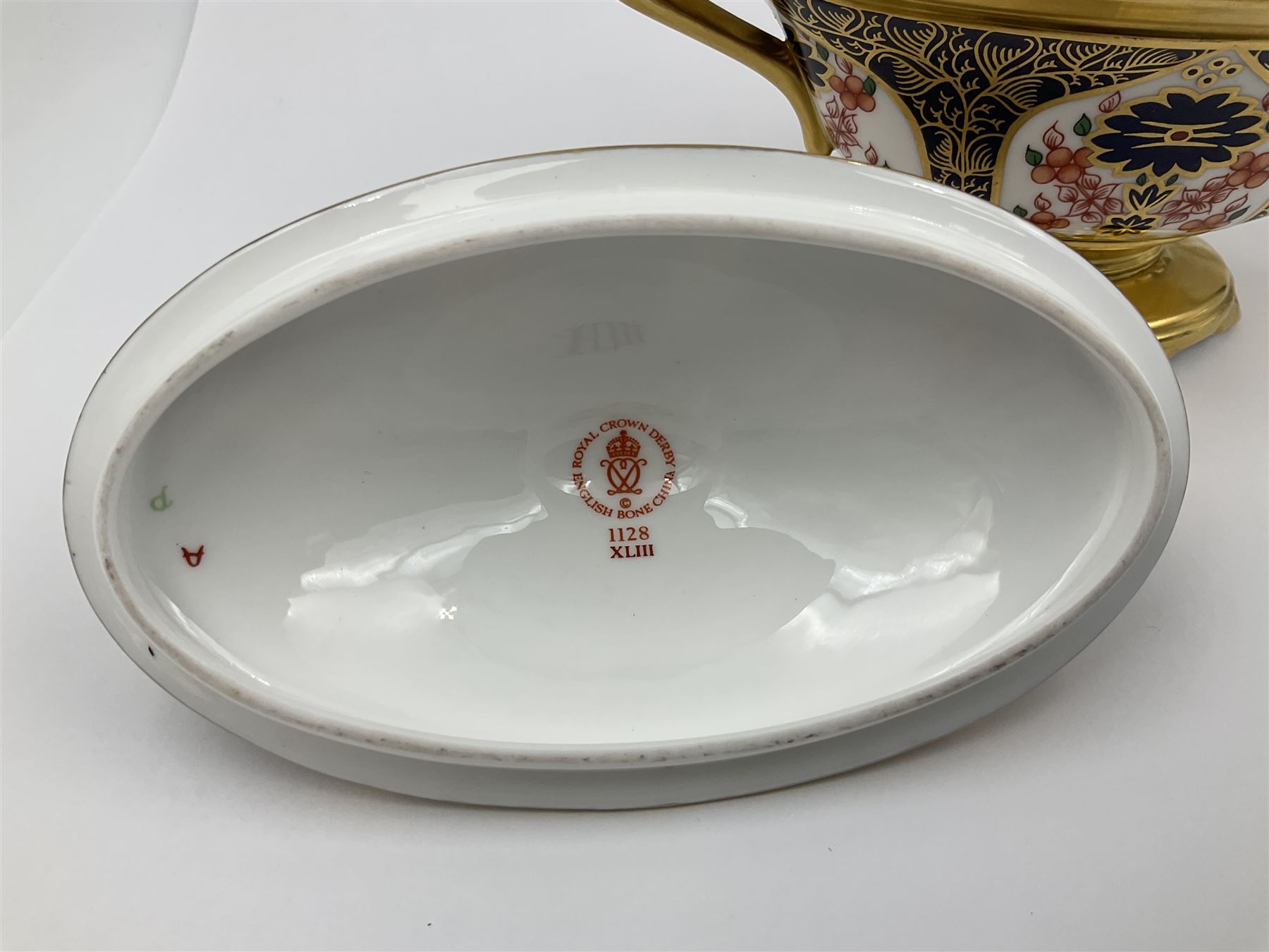 Late 20th century Royal Crown Derby Imari 1128 pattern twin handled pedestal dish and cover, with printed marks beneath including Roman numeral date code for 1980, H14cm L18cm