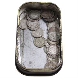 Approximately 575 grams of Great British pre 1947 silver halfcrown coins including 1920, 1921, 1929 etc, various silver threepence pieces, Queen Elizabeth II commemorative crowns, Bermuda 1964 one crown etc