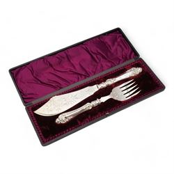 Spode Italian boxed carving set, butter knife and other cased cutlery, together with a set of six silver-plated coffee bean spoons, pair of cased silver plated fish servers etc 