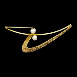 Textured and polished 14ct gold pearl abstract design brooch, stamped 585