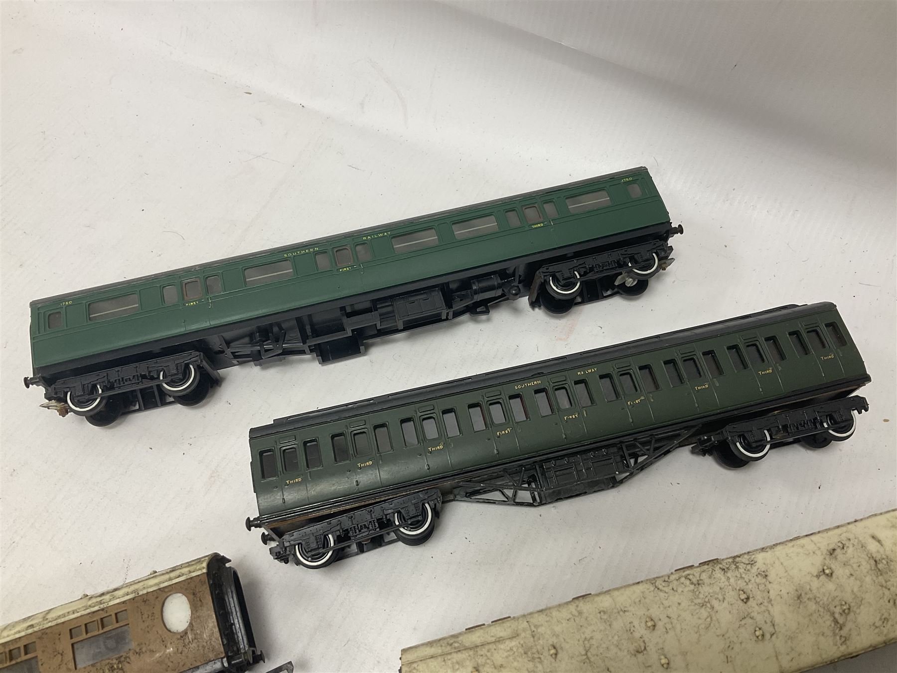 Various makers ‘00 gauge - fifteen carriages from various makers to include two boxed Mainline examples no.37112 in cream and crimson, further from Hornby and Tri-Ang etc (15)